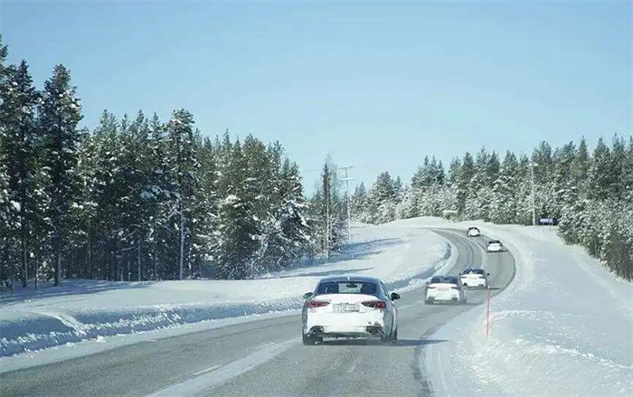 下雪开车：需注意的事项及安全策略