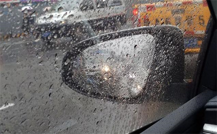 雨天开车两侧玻璃看不清怎么办？  第2张